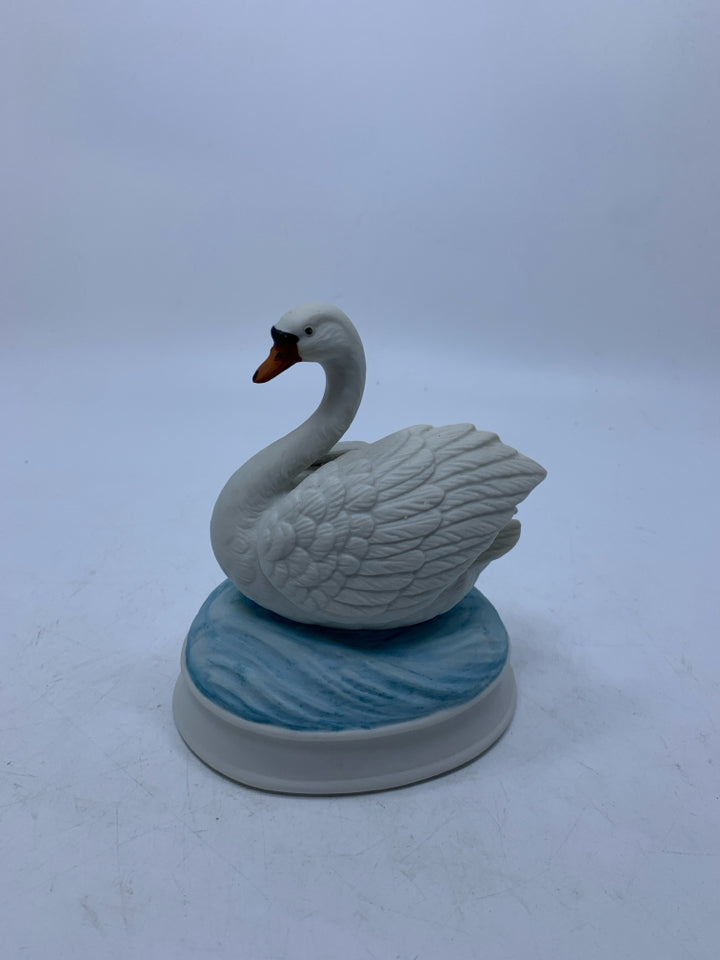 CERAMIC SWAN ON WATER MUSIC BOX.