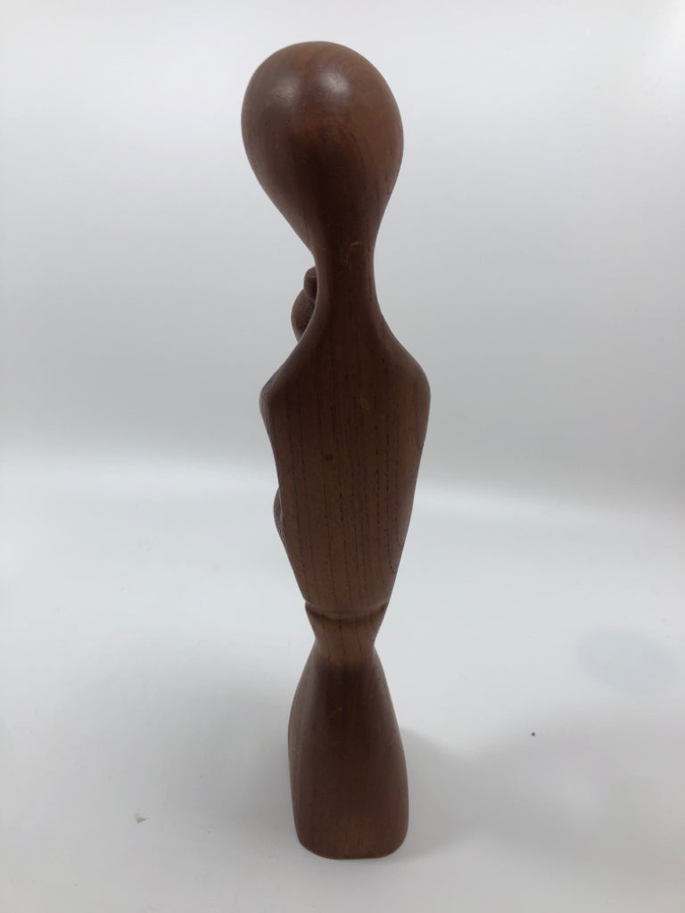 HAND CARVED MOTHER AND CHILD WOOD SCULPTURE.