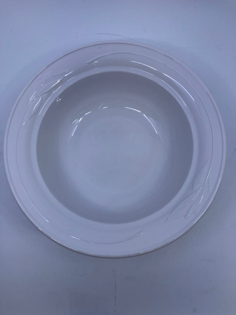 LARGE WHITE ROUND CASSEROLE DISH W GLASS LID.