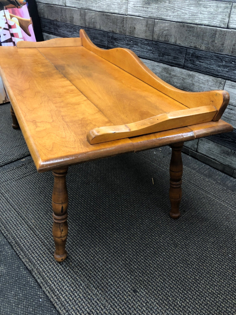 VTG OAK WOOD COFFEE TABLE.