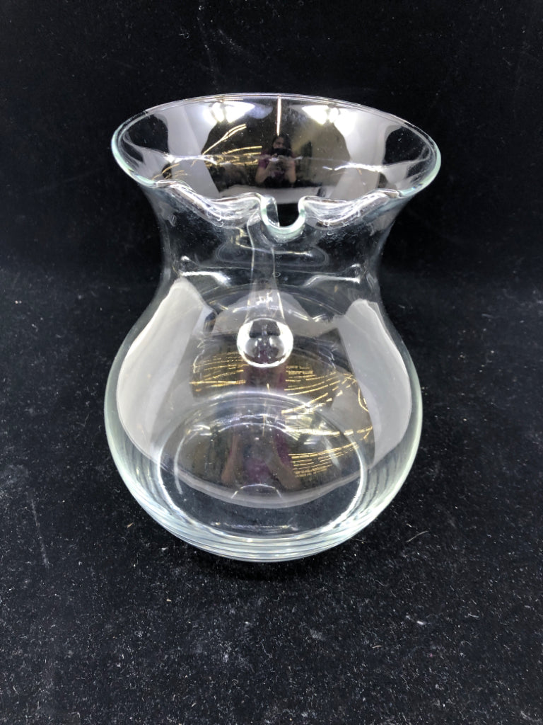 CLEAR GLASS PITCHER WITH ICE LIP.