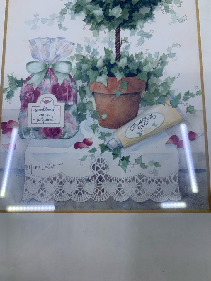 IVY BALL TREE W/ BATH GEL ON TABLE WALL HANGING.