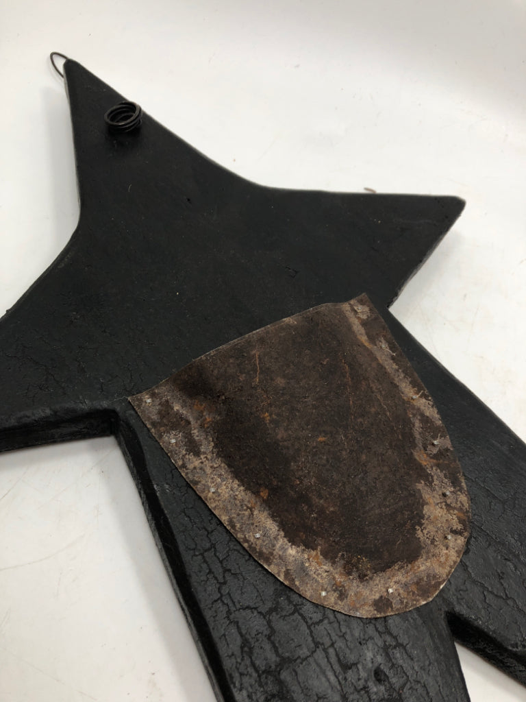 PRIMITIVE WOODEN STAR POCKET.