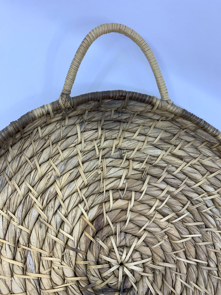 CIRCLE BASKET TRAY W/2 HANDLES.