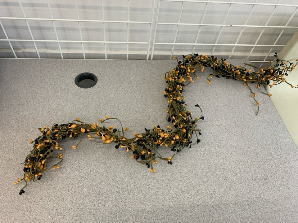BLUE/YELLOW PIP BERRIES GARLAND.