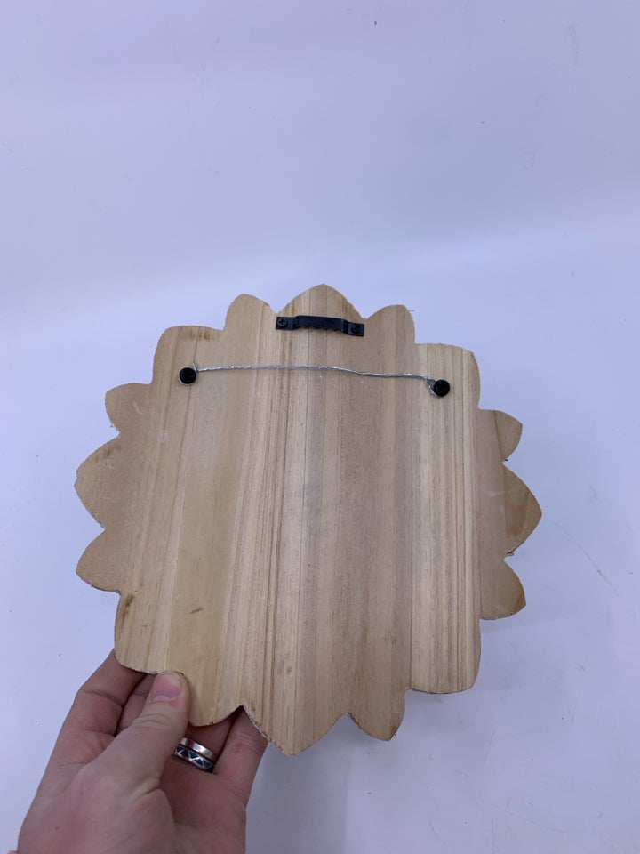 DISTRESSED WHITE WASH FLOWER SHAPED WALL HANGING.