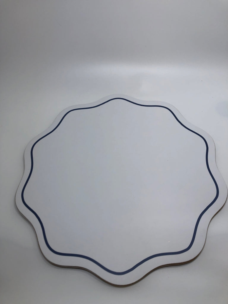 4PC BLUE/WHITE REVERSIBLE SCALLOPED PLACEMATS.