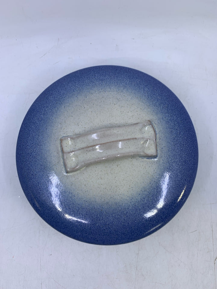 BLUE/WHITE COVERED BAKER W/ HANDLE ON LID.
