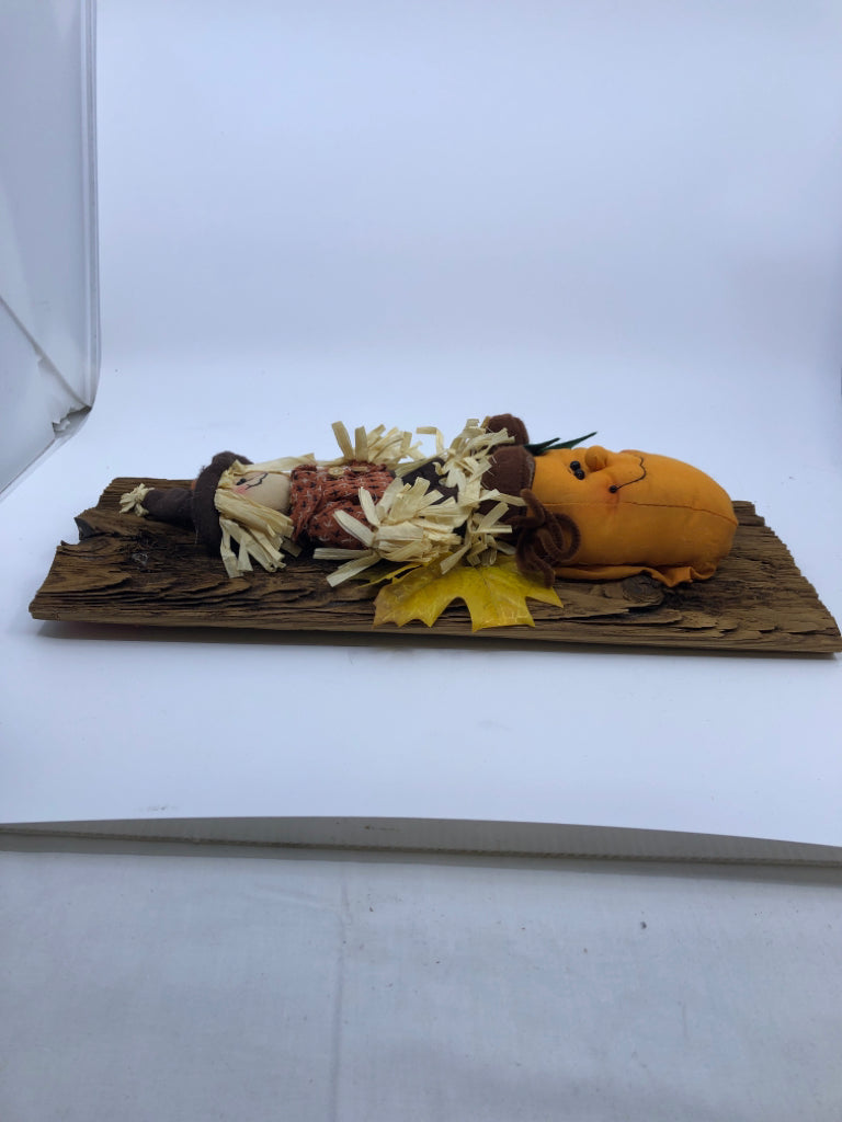 PUMPKIN WOOD WALL HANGING.