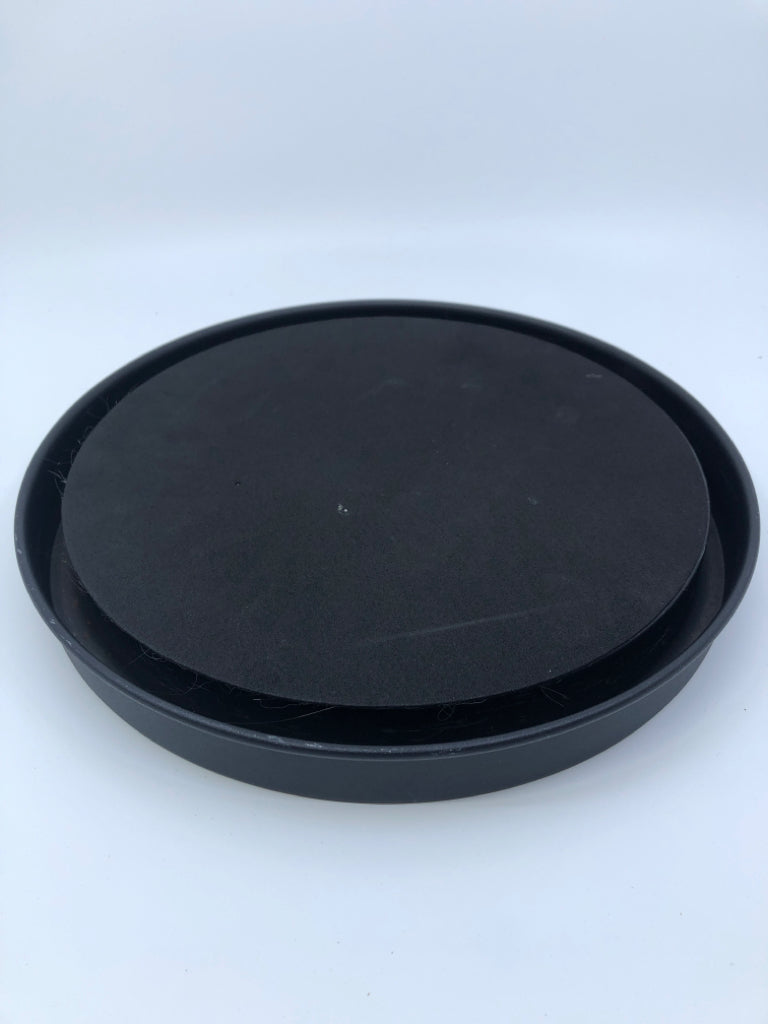 BLACK MATTE METAL CIRCLE TRAY.