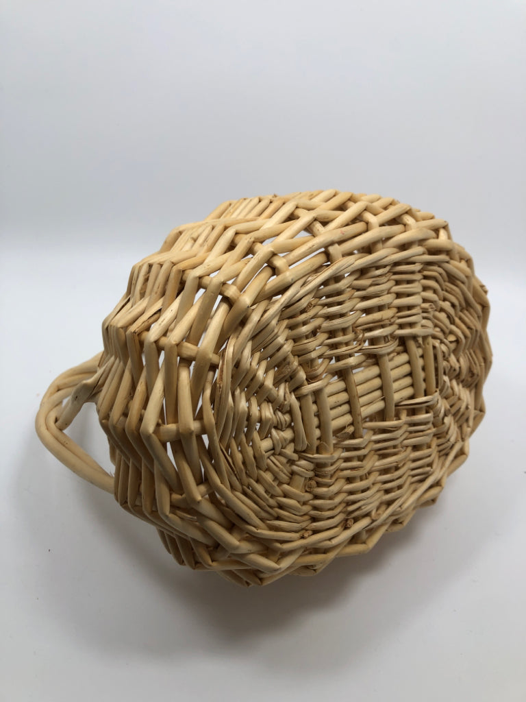 SM BLONDE WOOD BASKET.