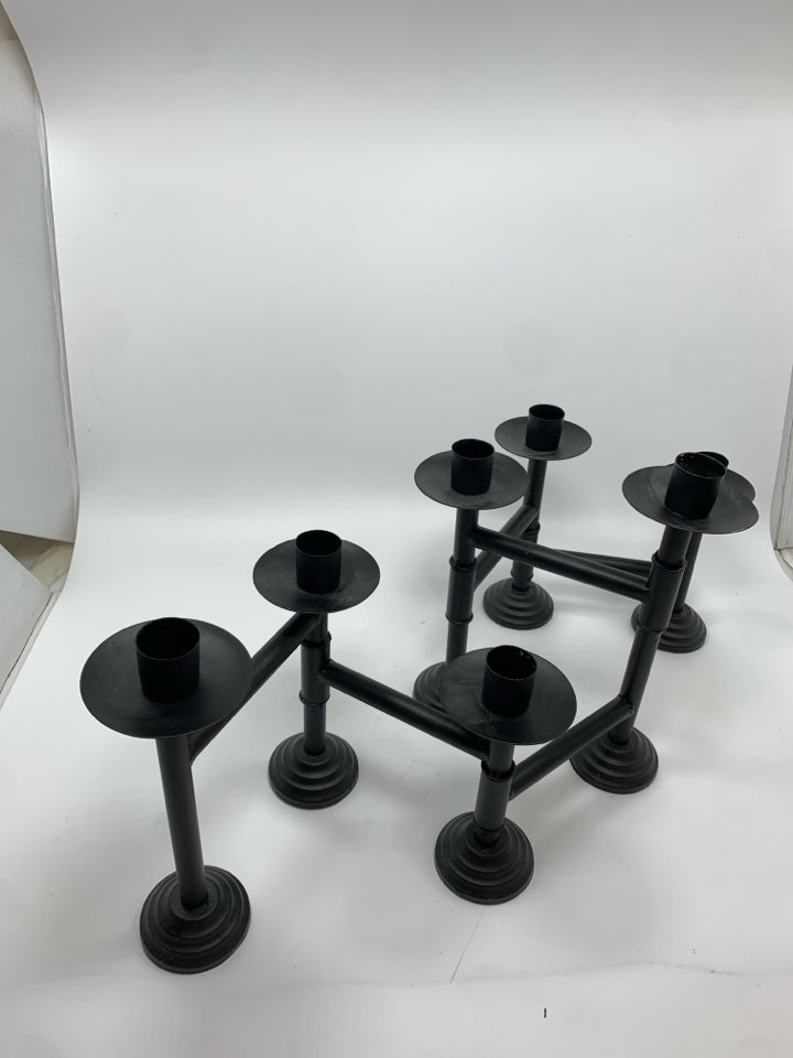BLACK METAL ADJUSTABLE CANDLESTICK HOLDER.