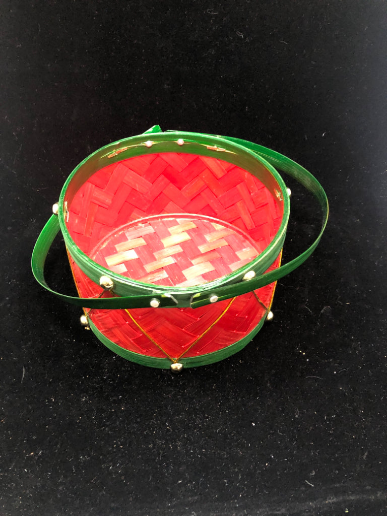 RED WICKER DRUM W/GREEN RIM AND HANDLES.