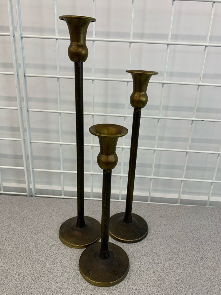 3PC VTG STYLE BRASS CANDLESTICK HOLDERS.