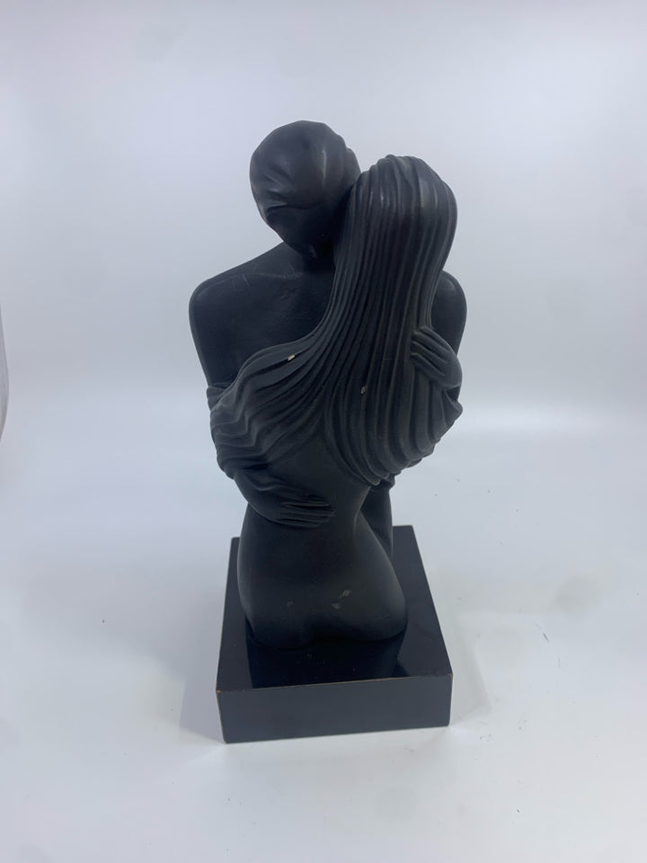 MATTE BLACK COUPLE KISSING DURASTONE FIGURINE AUSTIN PRODUCTIONS.
