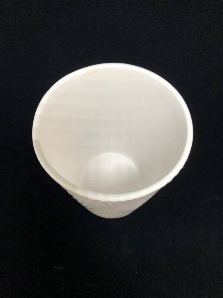 WHITE WAVY RIBBED PLANTER.