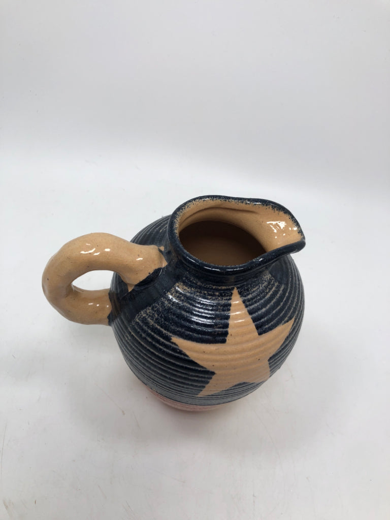 TAN WHITE AND BLUE AMERICANA CERAMIC PITCHER.