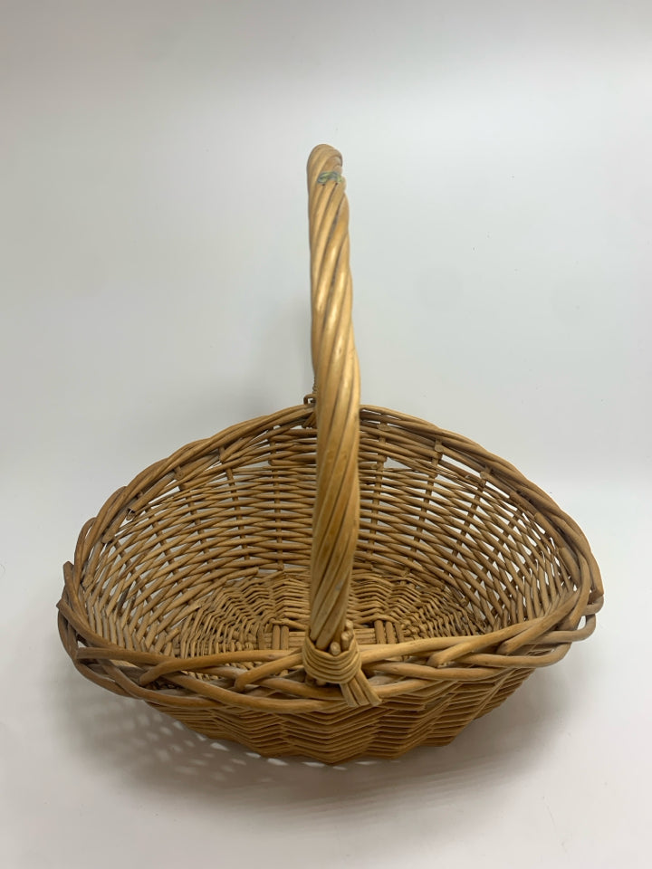 OVAL WOVEN BASKET W/HANDLE.