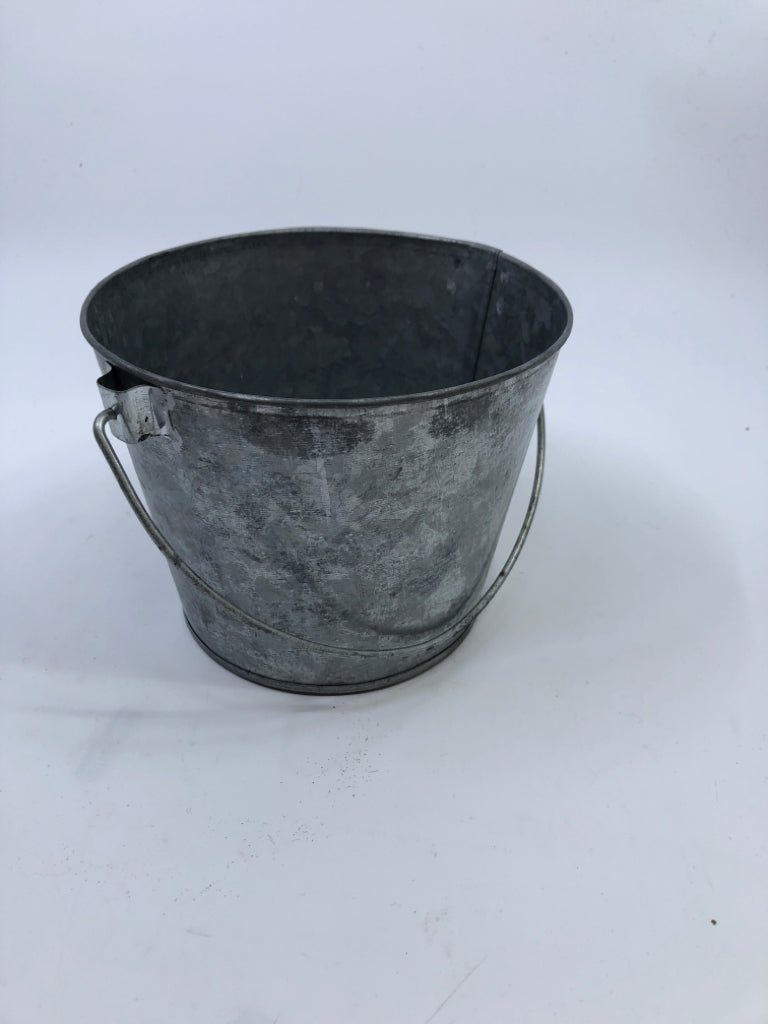 BLACK CAT GALVANIZED METAL BUCKET.