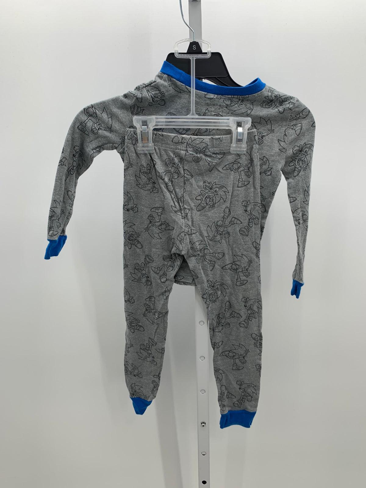 GRAPHIC KNIT.