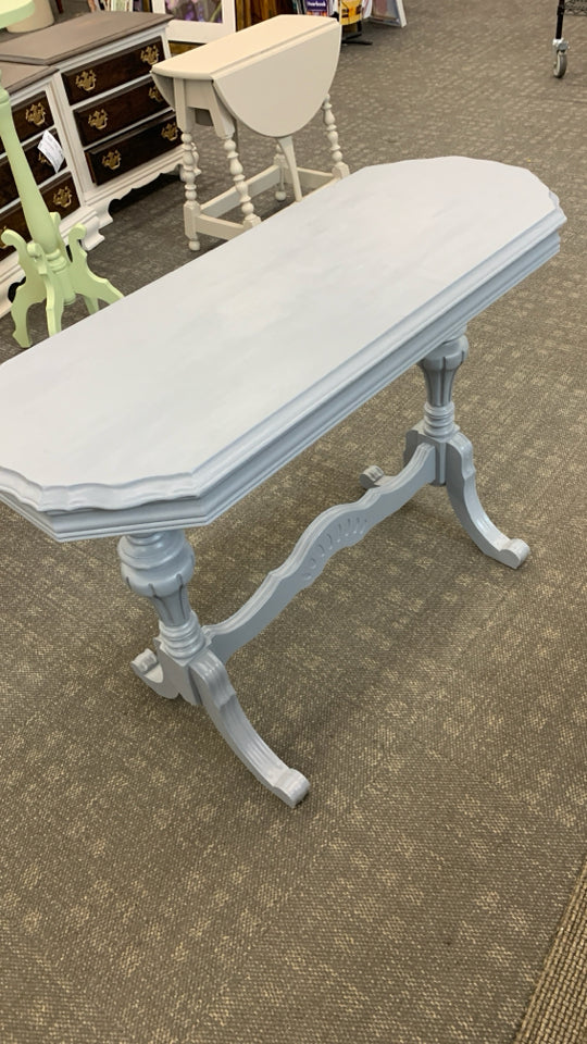LT BLUE PAINTED SIDE TABLE W/BEVELED EDGES AND SPINDLE LEGS.