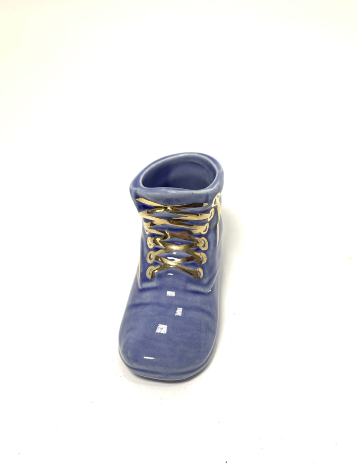 VTG POTTERY BABY SHOE W/ GOLD LACES.
