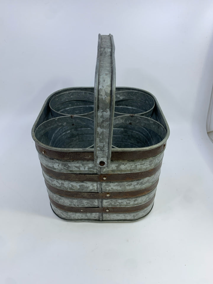4-SLOT GALVANIZED RUSTIC BOTTLE HOLDER W/HANDLE.