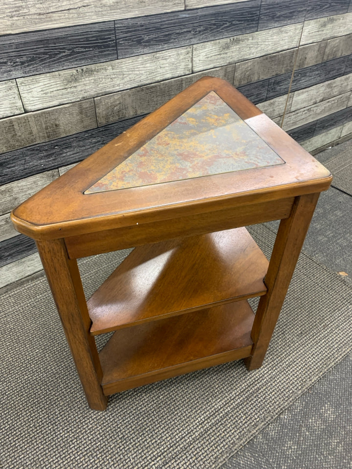 CORNER END TABLE W/TRIANGULAR YELLOW &BLUE DESIGN.