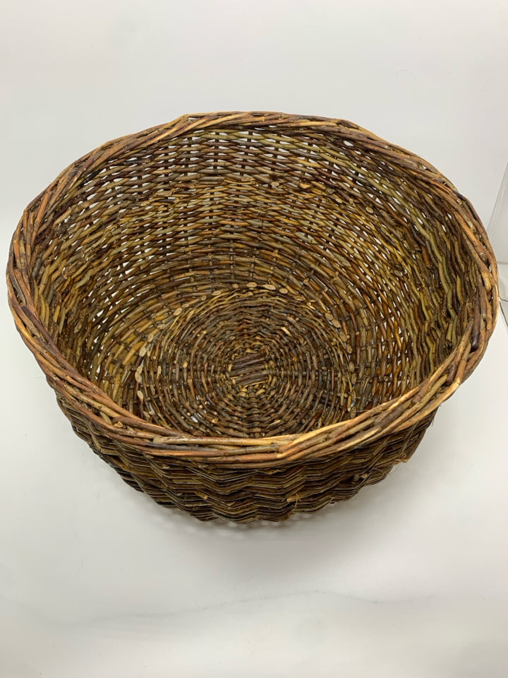 ROUND WOVEN BASKET.