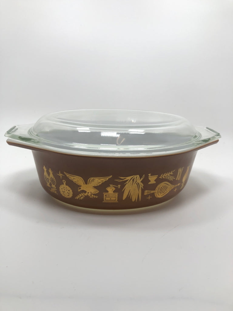 VTG PYREX EARLY AMERICAN BROWN GOLD CASSEROLE DISH W/LID.