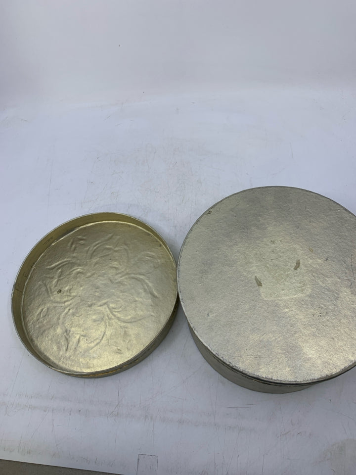CIRCLE METALLIC STORAGE BOX W/ GOLD DETAILS.
