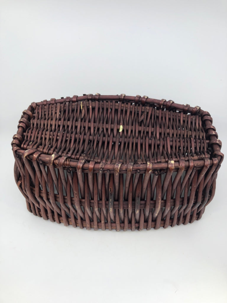 DARK WOVEN RECTANGLE BASKET.