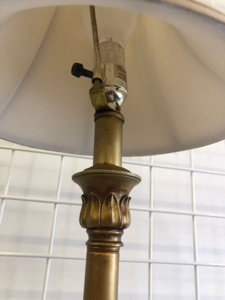 METAL GOLD ORNATE BASE LAMP W/ CREAM SHADE.