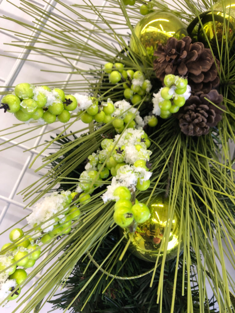 WREATH GREEN GLITTER RIBBON BULBS.
