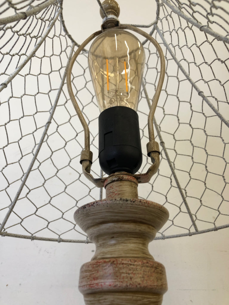 TAN DISTRESSED BASE TOUCH LAMP W/WHITE WIRE FRAME.
