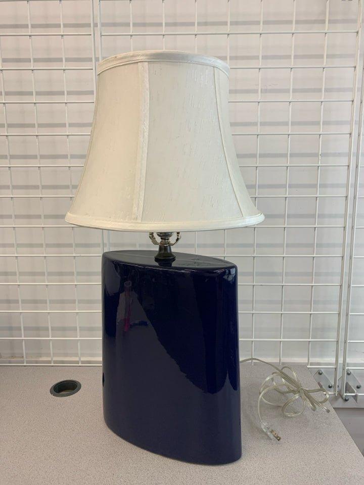 BLUE CERAMIC BASE LAMP W/WHITE SHADE.