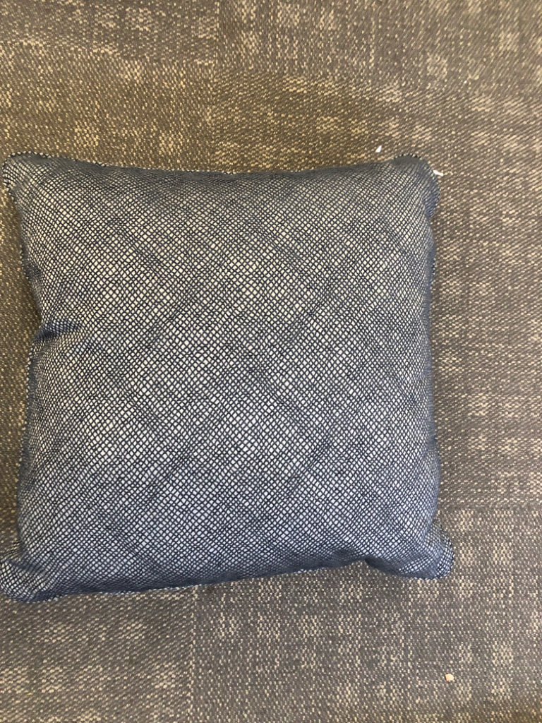 NAVY TEXTURED ACCENT PILLOW.