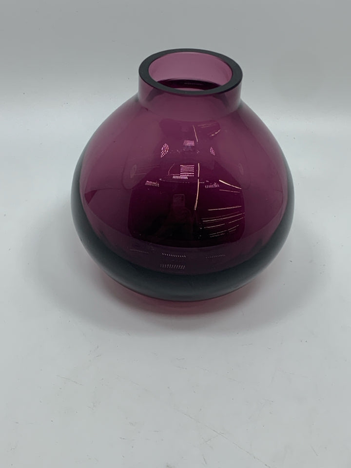 SM PURPLE BLOWN GLASS VASE.