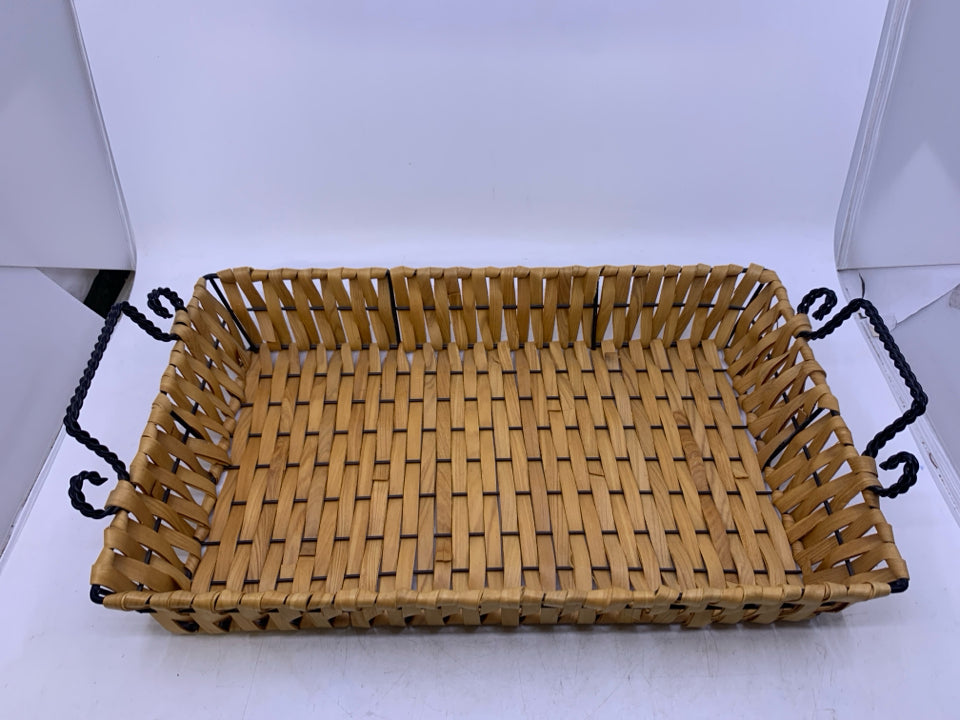BLONDE WOVEN W/ BLACK METAL BASE TRAY.