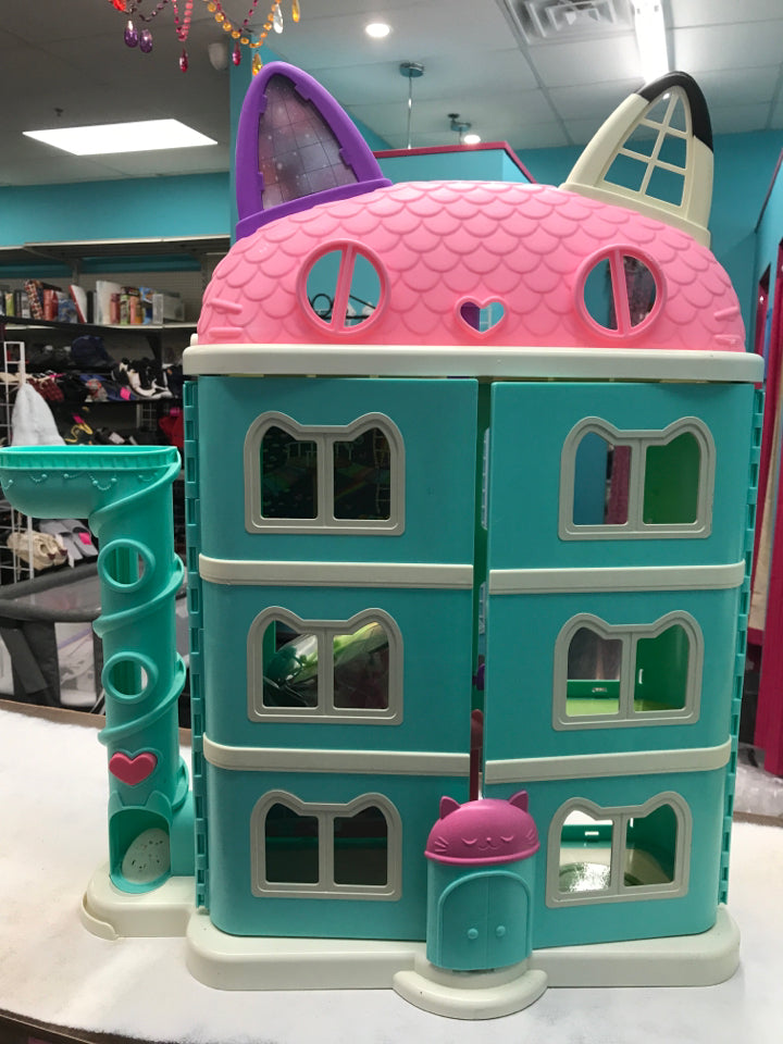 GABBY'S DOLLHOUSE W/SOME ACCESSORIES