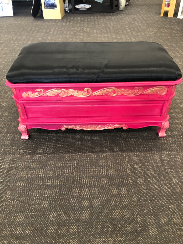 PINK & GOLD STORAGE BENCH W/BLACK FABRIC SEAT.