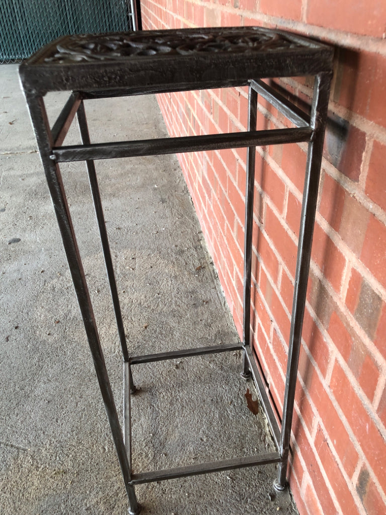 HEAVY METAL MEDALLION PATTERN PLANT STAND.