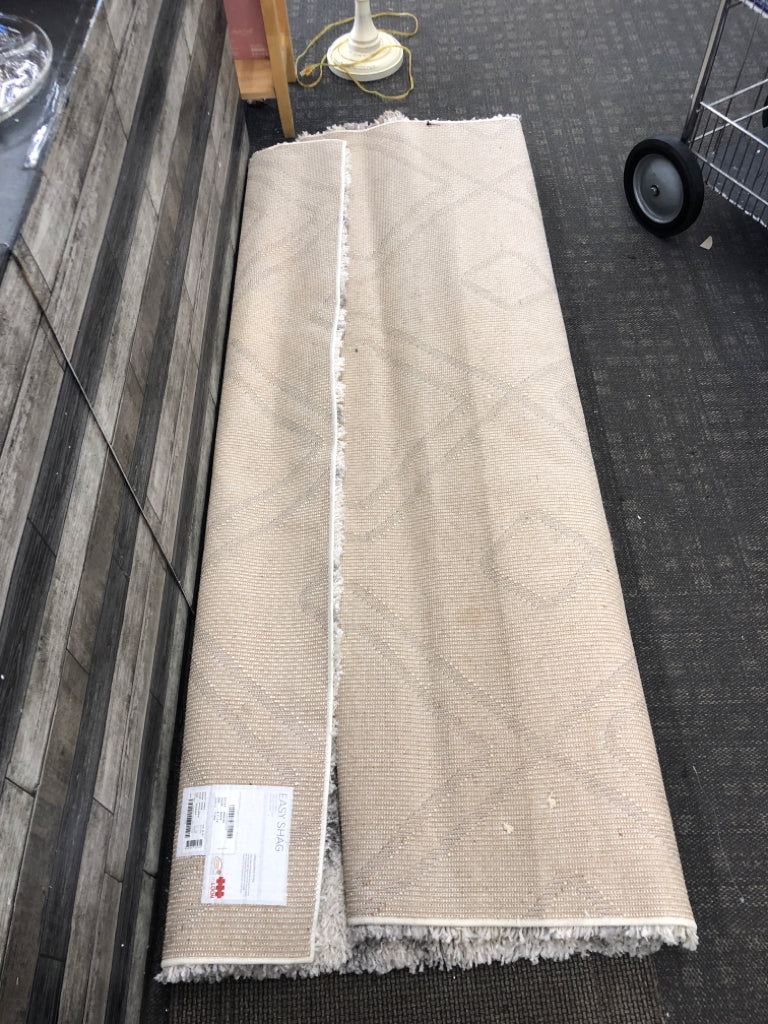 WHITE AND GREY SHAG RUG.