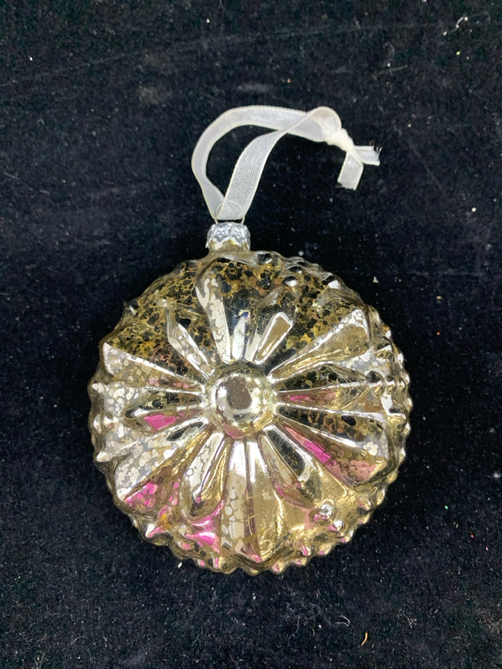 SILVER GLASS ROUND SNOWFLAKE ORNAMENT.