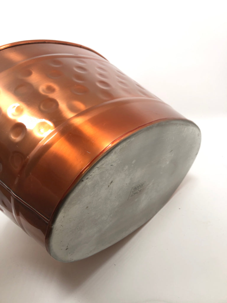 GOLDEN METAL OVAL BUCKET W/HANDLES.