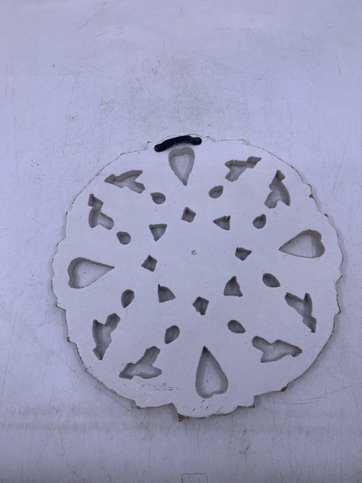 CIRCLE WHITE WOOD CUTOUT WALL HANGING.