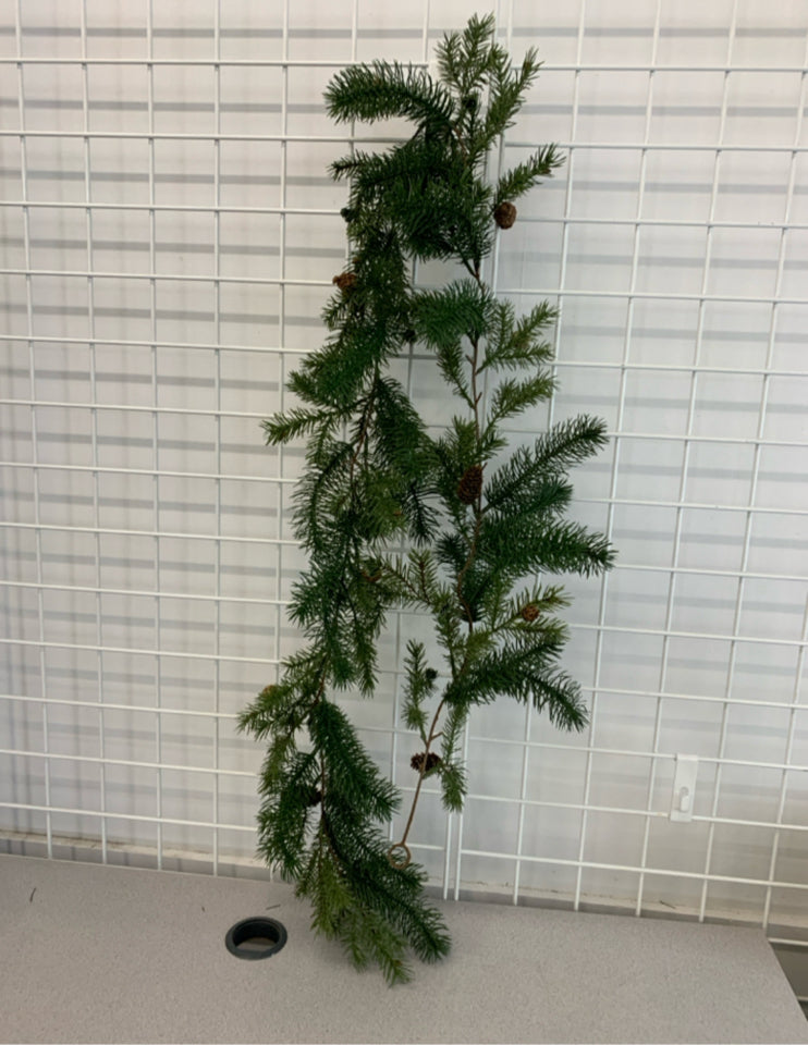 EVERGREEN GARLAND W/PINECONES.
