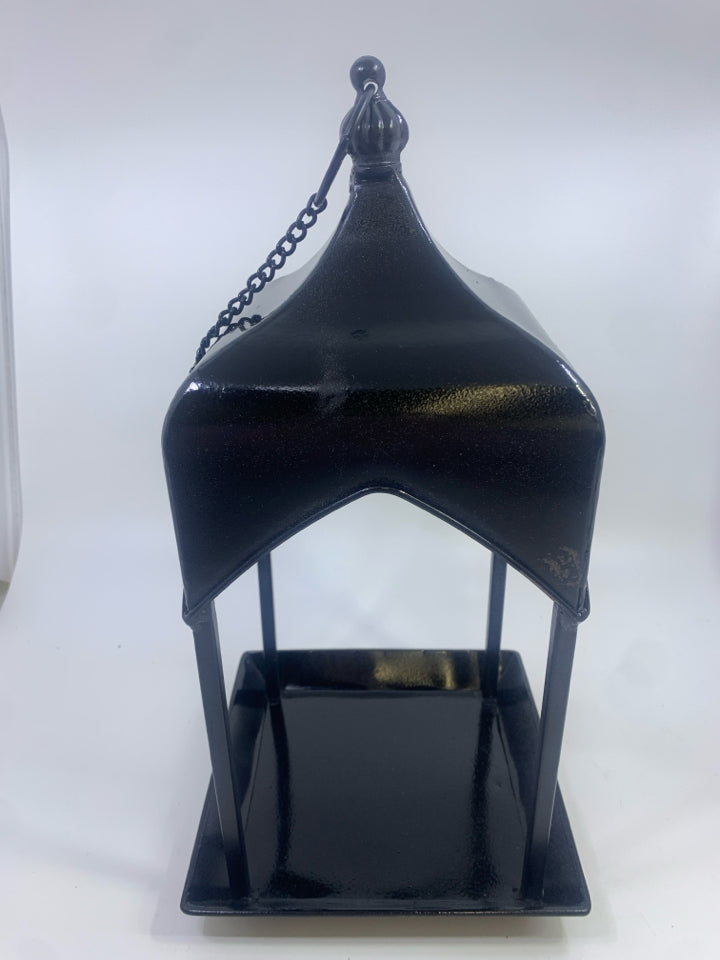 BLACK METAL HANGING LANTERN.