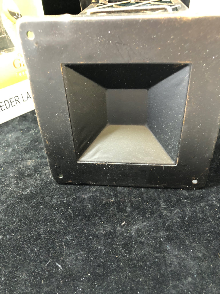 NIB LANTERN STYLE BIRD FEEDER