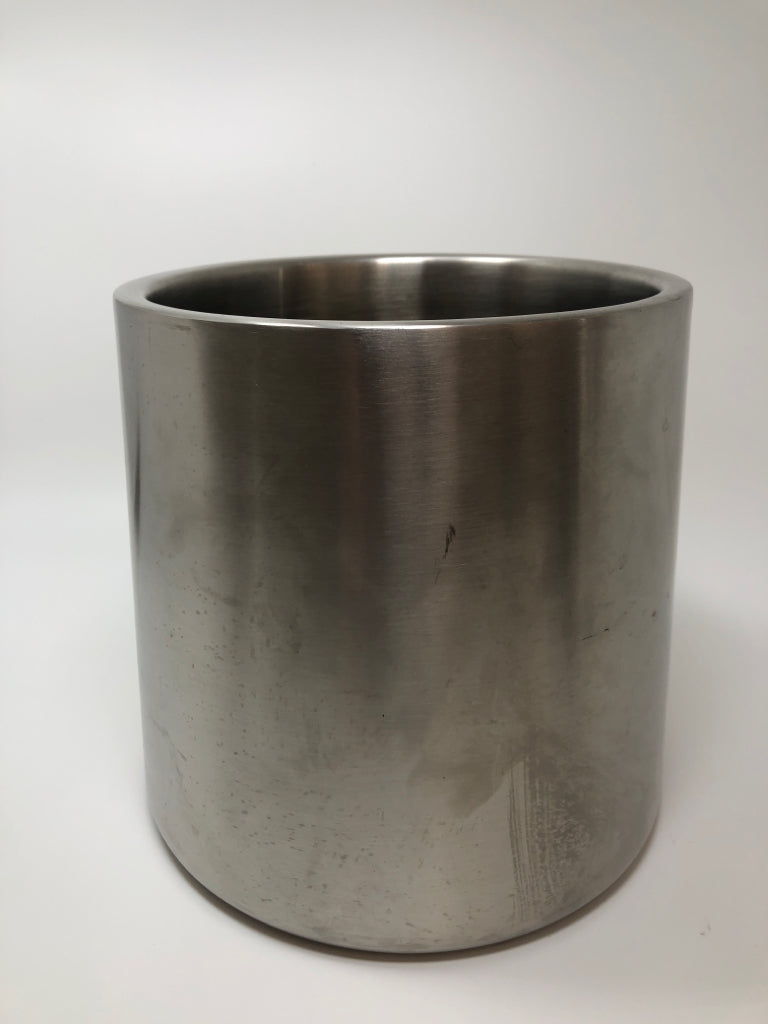 METAL CHAMPAGNE/ WINE BUCKET.